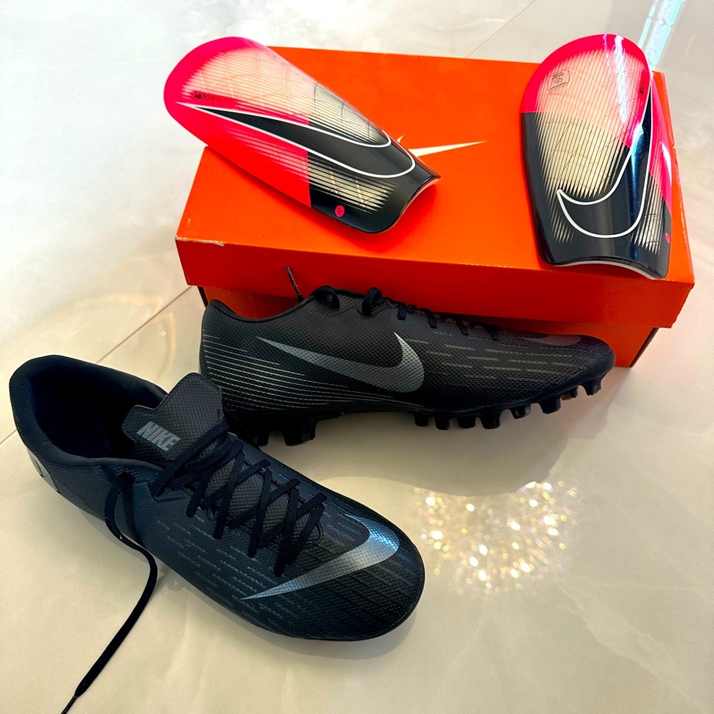 Nike Soccer Cleats! Comes with free pink shin guards! Size 11
